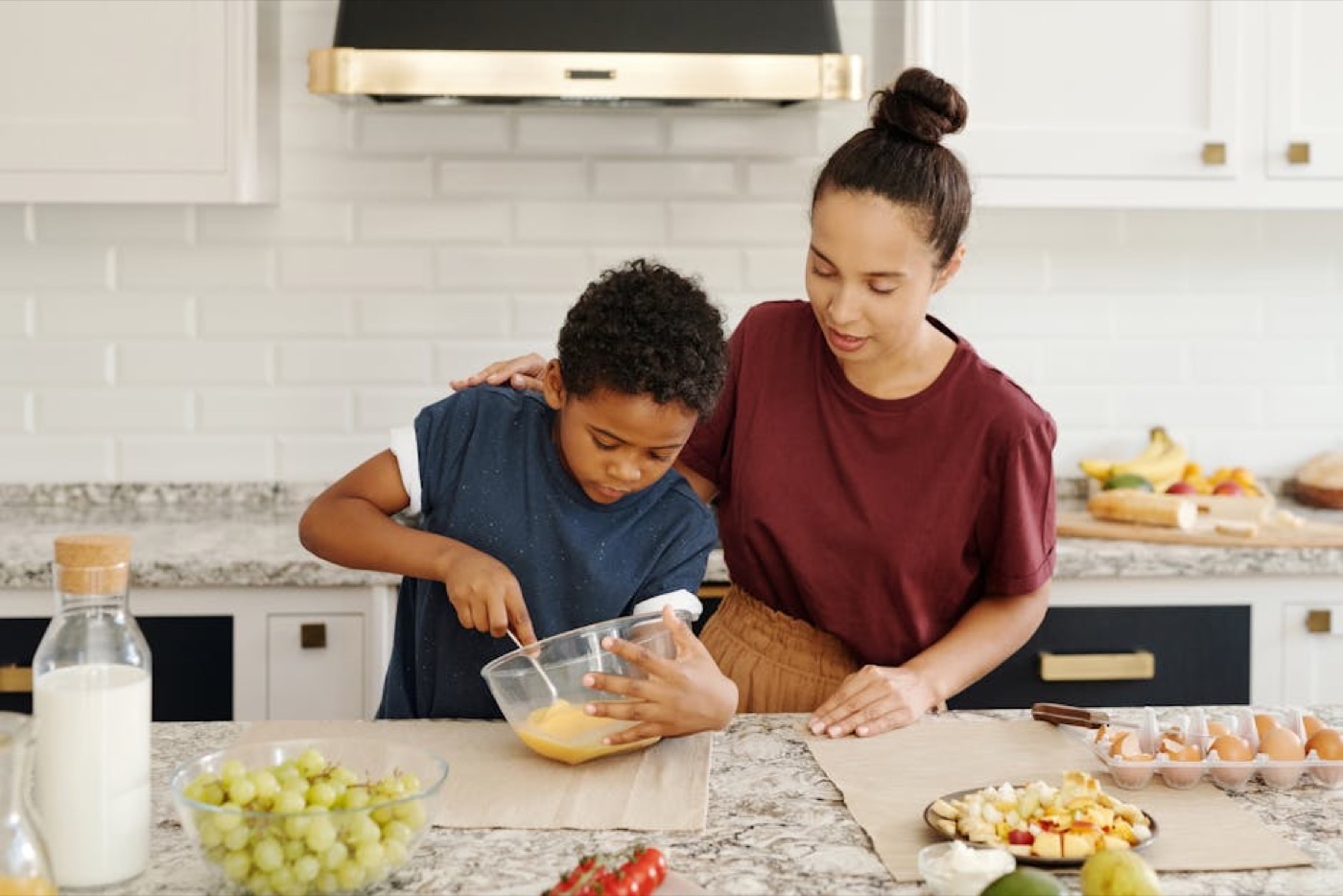 Une mère et son enfant en cuisine